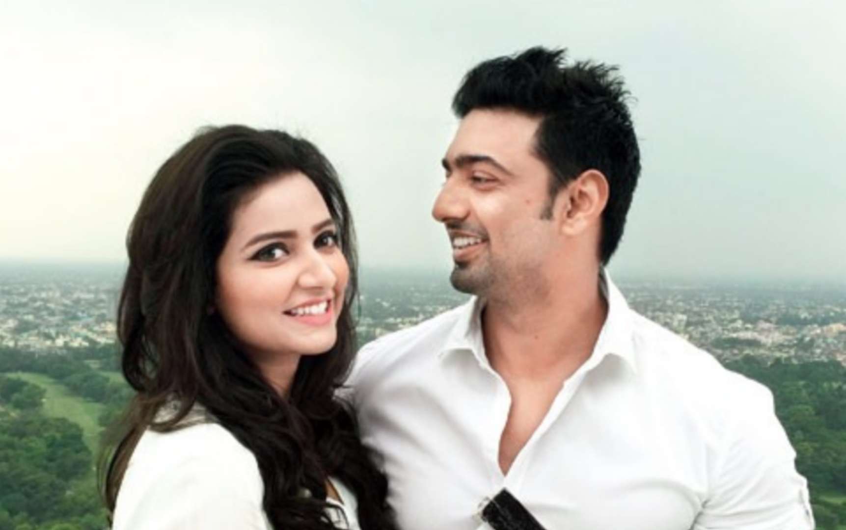 শুভশ্রীকে পুরস্কার তুলে দিলেন দেব