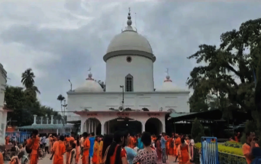 জল্পেশ মন্দিরের গর্ভগৃহে প্রবেশ নিষেধ