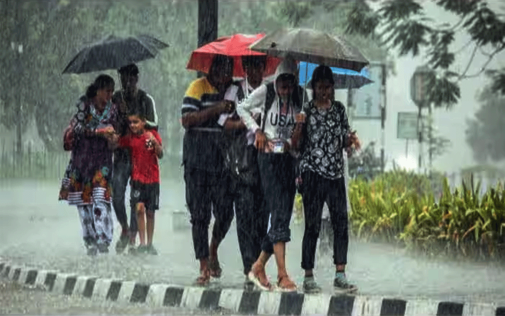 ভোট গণনা শুরু হবে তুমুল বৃষ্টি মাথায় নিয়েই, তিন জেলায় লাল সতর্কতা