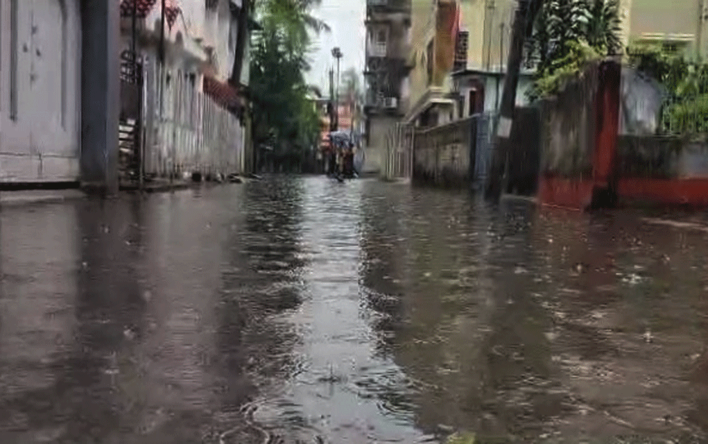 বর্ষণে তোলপাড় হবে আজও
