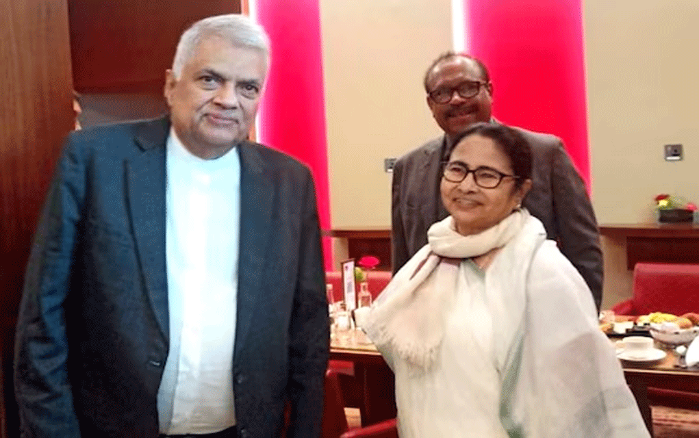 হঠাৎ তৈরি হল এক আশ্চর্য মুহূর্ত