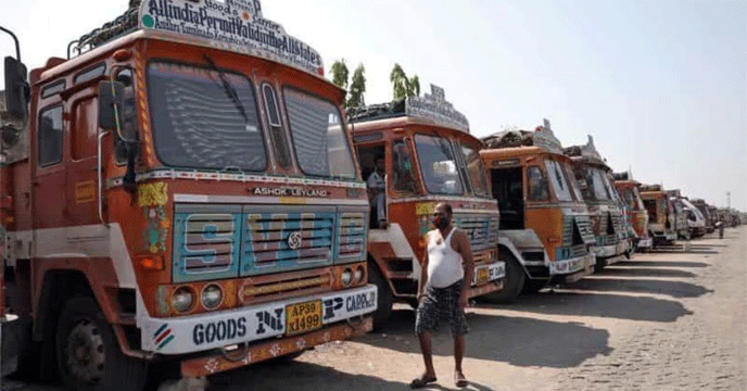 Siliguri,শিলিগুড়িতে বৃষ্টির রাতে দুর্ঘটনা, নিয়ন্ত্রণ হারিয়ে ডিভাইডারে উঠে গেল ট্রাক!