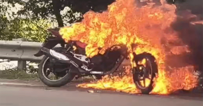 Fire Incident | মধ্যরাতে চলন্ত বাইকে ভয়াবহ আগুন, অল্পের জন্য প্রাণে বাঁচলেন দুই যুবক