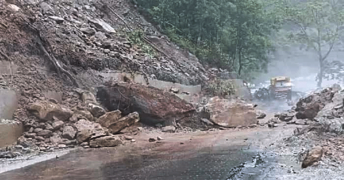 NH10Landslide | উত্তরবঙ্গে দুর্যোগ: ১০ নম্বর জাতীয় সড়কে ধস, জলমগ্ন কোচবিহার!