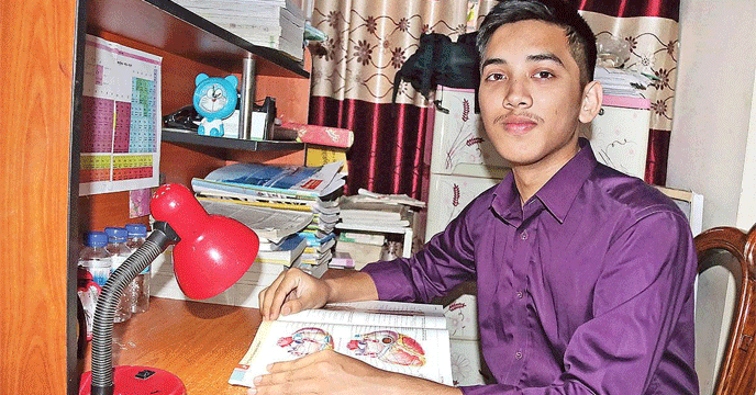 NEET 2026 | সবজি বিক্রেতার ছেলের অসাধ্য সাধন, নিটে ৫১১ র‍্যাংক করে সাফল্যের শিখরে তুফানগঞ্জের তুষার