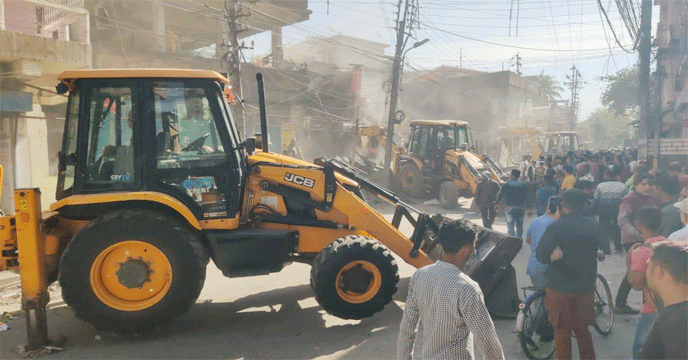 Bulldozer Operation |৪৮ ঘণ্টার নোটিশের পর বুলডোজার অভিযান, পঞ্চনই নদীর পাড়ে তৃণমূলের দলীয় কার্যালয় গুঁড়িয়ে দিল পুরনিগম